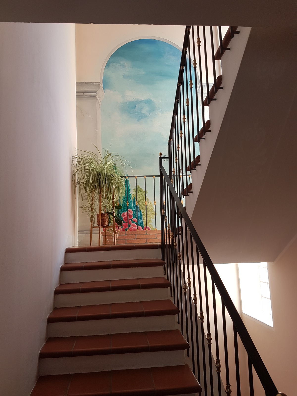 Foto di interno: la scala che dall'ingresso conduce al primo piano, dove si trovano le camere.